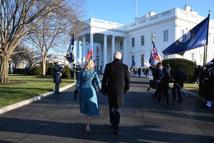 El presidente estadounidense Joe Biden (derecha) y la primera dama Jill Biden llegan a la Casa Blanca en Washington