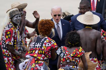 El presidente estadounidense Joe Biden en el aeropuerto Catumbela en Angola el 4 de diciembre del 2024.