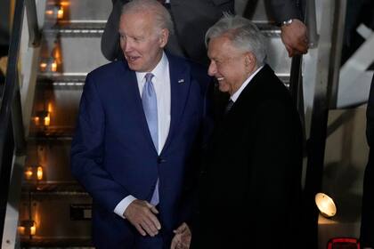 El presidente estadounidense Joe Biden es recibido por su homólogo mexicano Andrés Manuel López Obrador en el Aeropuerto Internacional Felipe Ángeles