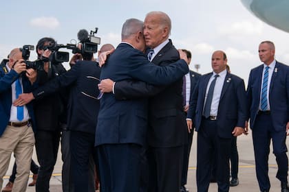 El presidente estadounidense Joe Biden es recibido por el primer ministro israelí, Benjamin Netanyahu, en el aeropuerto internacional Ben Gurion, el miércoles 18 de octubre de 2023, en Tel Aviv. (Foto AP/Evan Vucci)