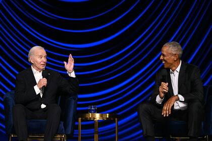 El presidente estadounidense Joe Biden habla con el expresidente estadounidense Barack Obama en el escenario durante una recaudación de fondos de campaña en el Peacock Theatre de Los Ángeles el 15 de junio de 2024.