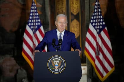 El presidente estadounidense Joe Biden habla con los medios de comunicación durante una conferencia de prensa antes de la cumbre del G20 en Nusa Dua, Bali, Indonesia, el lunes 14 de noviembre de 2022. 