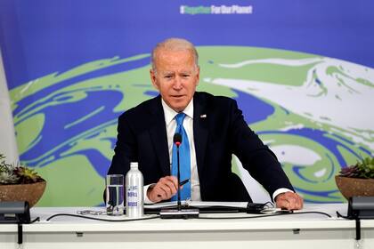 El presidente estadounidense Joe Biden habla en una reunión en la cuumbre climática COP26 de la ONU, martes 2 de noviembre de 2021, en Glasgow, Escocia. (AP Foto/Evan Vucci)