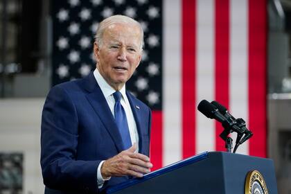 El presidente estadounidense Joe Biden habla en el Volvo Group Powertrain Operations en Hagerstown, Maryland, el 7 de octubre del 2022
