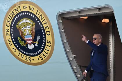 El presidente estadounidense Joe Biden hace un gesto cuando llega al Aeropuerto Internacional John F. Kennedy, en Queens, Nueva York, el 26 de febrero de 2024