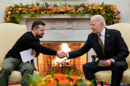 El presidente estadounidense, Joe Biden, junto a su par ucraniano, Volodimir Zelensky en la Casa Blanca, el 12 de diciembre de 2023. (Foto AP/Evan Vucci, Archivo)