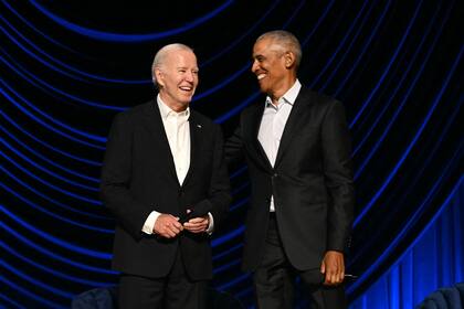 El presidente estadounidense Joe Biden junto al ex presidente estadounidense Barack Obama en el escenario durante una recaudación de fondos de campaña en el Peacock Theatre de Los Ángeles el 15 de junio de 2024.