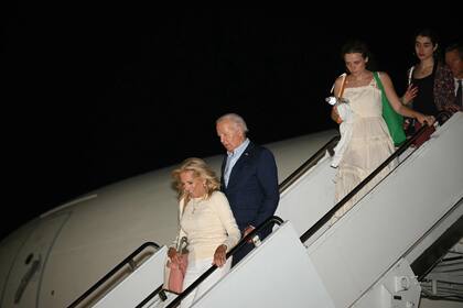 El presidente estadounidense Joe Biden, la primera dama Jill Biden, sus nietas Natalie (derecha) y Finnegan (segunda derecha), bajan del Air Force One al llegar al aeropuerto regional de Hagerstown en Hagerstown, Maryland, en ruta a Camp David el 29 de junio de 2024.