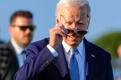 El presidente estadounidense Joe Biden se pone las gafas de sol durante un evento de la cumbre del G7 en Borgo Egnazia, Italia; allí se viralizó un video que el equipo de Trump utilizó para ridiculizarlo