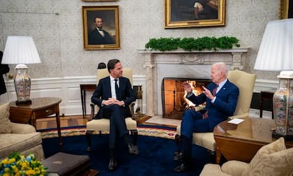 El presidente estadounidense, Joe Biden, se reúne con el primer ministro holandés, Mark Rutte, en el Despacho Oval de la Casa Blanca