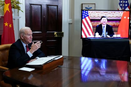 El presidente estadounidense Joe Biden se reúne vía video con el presidente chino Xi Jinping desde la Casa Blanca el 15 de noviembre del 2021.  (AP Foto/Susan Walsh)