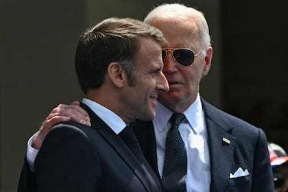 El presidente estadounidense Joe Biden y el presidente francés Emmanuel Macron asisten a la ceremonia estadounidense que conmemora el 80º aniversario del desembarco aliado del "Día D" de la Segunda Guerra Mundial en Normandía
