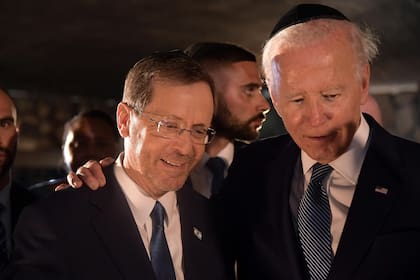El presidente estadounidense Joe Biden y el presidente israelí Isaac Herzog visitan el Salón del Recuerdo del Museo Conmemorativo del Holocausto Yad Vashem en Jerusalén, Israel, el 13 de julio de 2022