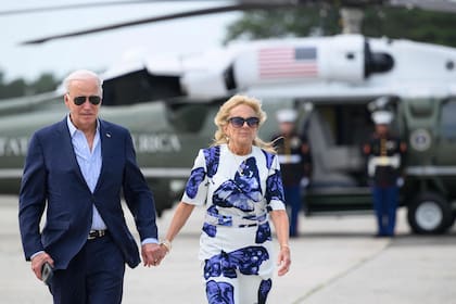 El presidente estadounidense Joe Biden y la primera dama Jill Biden caminan desde Marine One para abordar el Air Force One en el aeropuerto Francis S. Gabreski en Westhampton Beach, Nueva York, el 29 de junio de 2024.