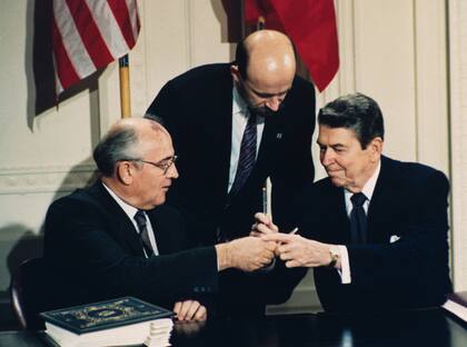 El presidente estadounidense Ronald Reagan (d) y el líder soviético Mikhail Gorbachov firman un tratado nuclear en la Casa Blanca en Washington el 8 de diciembre de 1987 (Archivo)