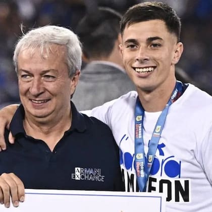 El presidente Fabián Berlanga, junto a Valentín Gómez, cuando fueron campeones de la Liga Profesional en 2024
