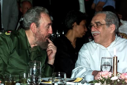 El presidente Fidel Castro, y el escritor colombiano Gabriel García Márquez habla durante una cena la noche del viernes, 3 de marzo de 2000 en La Habana, Cuba