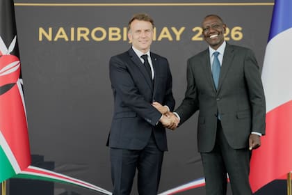 El presidente francés Emmanuel Macron, a la izquierda, y el presidente keniano William Ruto se dan la mano en la Casa de Gobierno