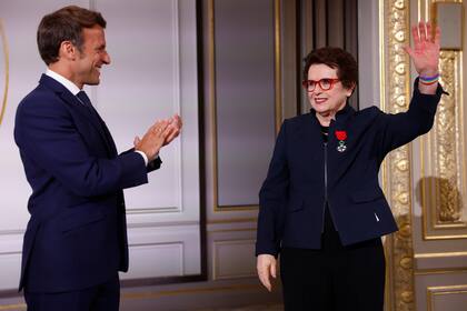 El presidente francés Emmanuel Macron aplaude a la estadounidense Billie Jean King, leyenda del tenis que recibió la Legión de Honor, el mayor honor civil de Francia, en el Palacio del Elíseo