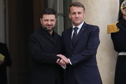 El presidente francés, Emmanuel Macron, con el presidente ucraniano, Volodimir Zelensky, en el Palacio de los Elíseos en París el 1 de diciembre de 2025