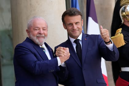 El presidente francés, Emmanuel Macron, 
 da la bienvenida al presidente brasileño, Luiz Inacio Lula Da Silva, antes de un almuerzo de trabajo el viernes 23 de junio de 2023 en el Palacio del Elíseo en París. Los líderes mundiales y los jefes financieros se dispusieron a publicar una "lista de cosas por hacer" para ayudar a los países en desarrollo a abordar mejor el cambio climático y la pobreza, un objetivo largamente buscado de la cumbre de dos días en París que concluye el viernes