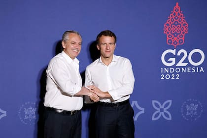 El presidente francés Emmanuel Macron da la bienvenida al presidente Alberto Fernández para una cena en el Hotel Sofitel en Nusa Dua en la isla turística indonesia de Bali, el 14 de noviembre de 2022 al margen de la Cumbre del G20