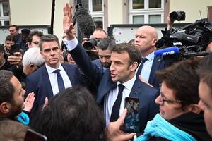 Tensión en Francia: abuchean a Macron en plena calle por su impopular reforma jubilatoria