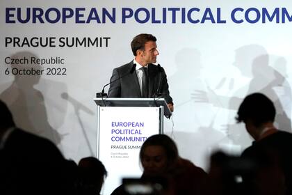 El presidente francés, Emmanuel Macron, en la cumbre en Praga. (AP/Petr David Josek)