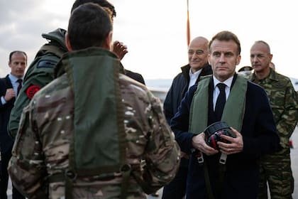 El presidente francés, Emmanuel Macron, ha asegurado que barcos militares de su país podrían escoltar petroleros y buques comerciales por el estrecho de Ormuz cuando baje la intensidad de los ataques