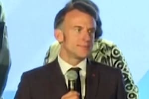 Macron interrumpió un discurso en Nairobi para exigir silencio a jóvenes del público