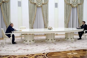 El sorprendente motivo por el que Putin y Macron se sentaron a seis metros de distancia en su reunión