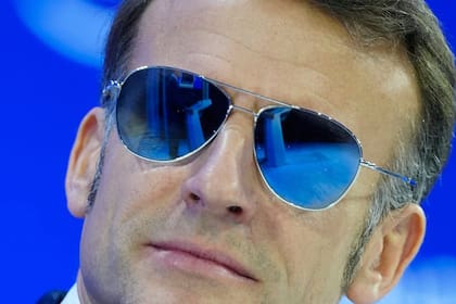 El presidente francés Emmanuel Macron usó anteojos de sol en Davos por un problema en un ojo