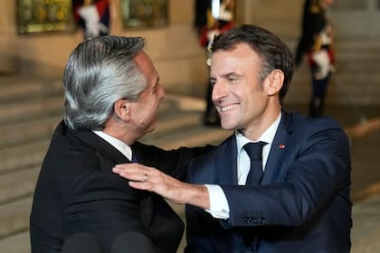 El presidente francés, Emmanuel Macron, y Alberto Fernández el10 de noviembre de 2022 en el Palacio del Elíseo en París en el marco del Foro de Paz que tendrá lugar el viernes