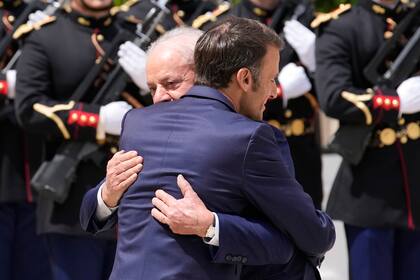 El presidente francés, Emmanuel Macron, y el mandatario brasileño, Luiz Inacio Lula da Silva, antes de un almuerzo de trabajo el viernes 23 de junio de 2023 en el Palacio del Elíseo en París.