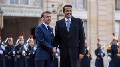 El presidente francés, Emmanuel Macron, y el emir de Qatar, Tamim bin Hamad Al Thani