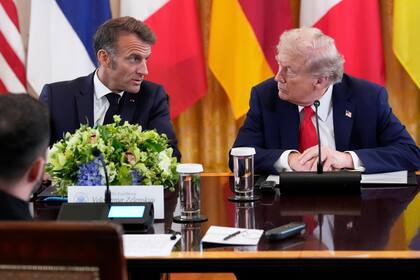 El presidente francés Emmanuel Macron y su homólogo estadounidense Donald Trump hablan durante una reunión en la Casa Blanca, en Washington, el lunes 18 de agosto de 2025. (AP Foto/Alex Brandon)