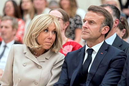 El presidente francés, Emmanuel Macron, y su esposa, Brigitte Macron, asisten a una ceremonia durante su visita al Museo Británico de Londres el 9 de julio de 2025