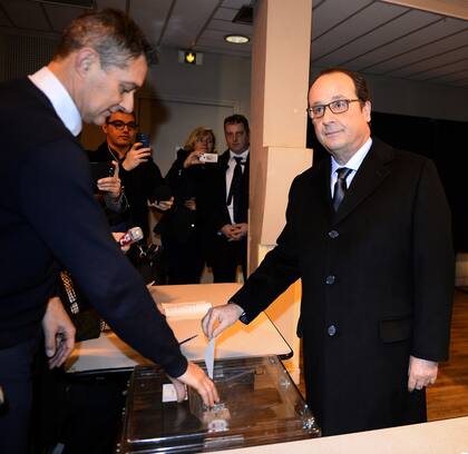 El presidente francés,  François Hollande, depositó su voto en su circunscripción de Tulle