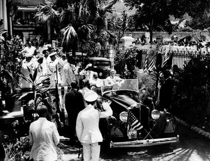 El presidente Franklin Roosevelt y el presidente Stenio Vincent de Haití en Cabo Haitiano en 1934, el año en que los soldados del Cuerpo de Infantería de Marina de Estados Unidos se retiraron del país tras casi 20 años (ARCHIVO- AP)