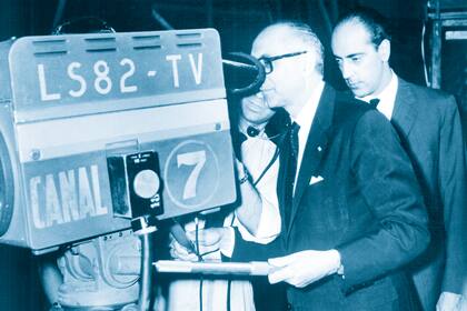 El presidente Frondizi con una vieja cámara del Canal 7