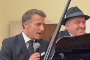 Macron se animó a cantar una reconocida canción durante una visita a Armenia