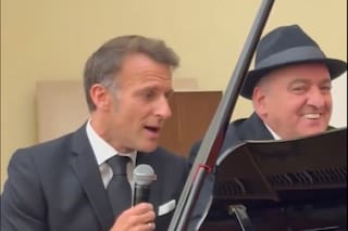 Macron se animó a cantar una reconocida canción durante una visita a Armenia