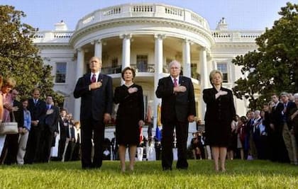 El presidente George W. Bush, el vicepresidente Dick Cheney y sus respectivas esposas, en un acto que recordó los atentados del 11 de Septiembre