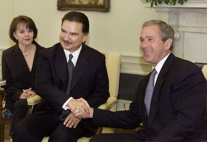 El presidente George W. Bush recibió al presidente Alfonso Portillo en el Salón Oval de la Casa Blanca el 5 de julio de 2001. (Photo by Mark Wilson/Getty Images)