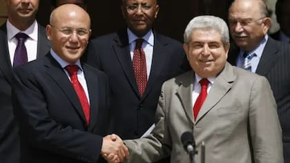 El presidente grecochipriota Demetris Christofias y el líder turcochipriota Mehmet Ali Talat acordaron iniciar conversaciones formales en 2008