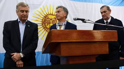 El Presidente habló escoltado por el ministro Aguad y Marcelo Srur, el jefe de la Armada