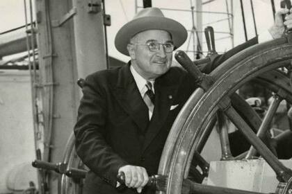 El presidente Harry Truman abordo de El Águila, firmó la boleta de alistamiento de Tido Holtkamp -ex soldado alemán- en el ejército de Estados Unidos