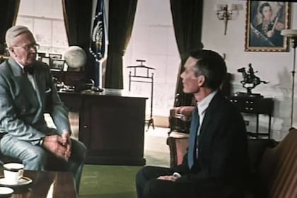 El presidente Harry Truman (Gary Oldman) y Robert Oppenheimer (Cillian Murphy) reunidos en el Salón Oval de la Casa Blanca, con un retrato del General San Martín al fondo, en una escena de la película Oppenheimer