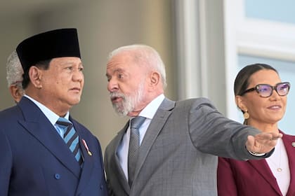 O presidente indonésio Prabowo Subianto e o presidente Luiz Inácio Lula da Silva, junto com sua esposa Janja, no Palácio do Planalto, em Brasília.