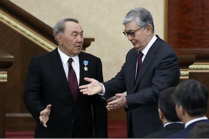 El presidente interino de Kazajistán Kassym-Jomart Tokayev y su antecesor, Nursultán Nazarbayev, asisten a una sesión conjunta de las cámaras del parlamento, hoy en la capital